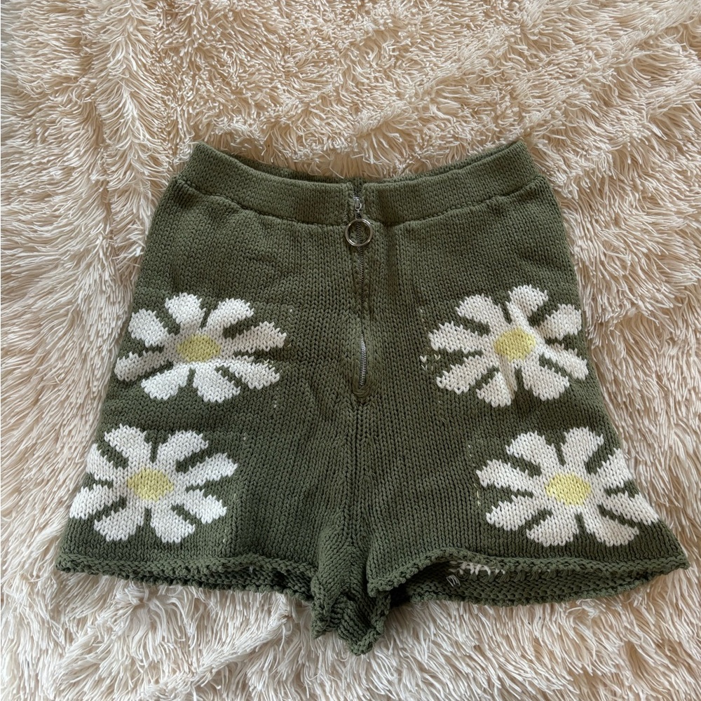 High waisted crochet daisy shorts